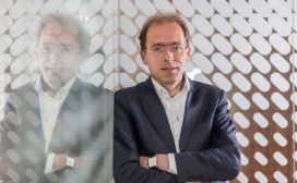 Na twintig jaar vertrekt Bouke Hoving bij KPN. De CIO die vele prijzen won wil zijn carriere buiten het bedrijf voortzetten. Een profiel.