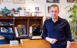 Coolcat-eigenaar Roland Kahn vindt het met zijn 65 jaar nog niet genoeg geweest, hij wil ‘nog 120 jaar’ blijven werken. Toch laat hij weten zijn bedrijf in de komende drie jaar over te dragen aan zijn twee zoons. Zelf wil hij aanblijven als adviseur. Een profiel van de multimiljonair.