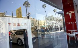 1. Tencent neemt belang van 5 procent in Tesla Tencent, het bedrijf achter WeChat en het grootste bedrijf van China, neemt een belang van 5 procent in Tesla, de Amerikaanse producent van elektrische auto's. De investering is een belangrijk signaal van Tesla-ceo Elon Musk dat hij met Tesla op wereldschaal wil gaan opereren. Eind dit jaar introduceert Tesla zijn eerst elektrisch aangedreven middenklasser, de Tesla 3. 2. Michiel Mullers Picnic haalt 100 miljoen op bij rijke families Picnic, de supermarkt die louter bezorgd aan huis, heeft 100 miljoen aan extra kapitaal opgehaald bij een aantal grote families. Die investeren via pariticipatiemaatschapijen NPM Capital, Hoyberg, Finci en de Hoge Dennen. NPM Capital is het fonds van de familie Fentener van Vlissingen. Doel van de investering is Picnic zo snel mogelijk in de rest van Nederland op de kaart te zetten. 3. Saudisch oliebedrijf bij beursgang straks meer waard dan 1 biljoen De aanstaande beursgang van Saudi Aramco wordt ongetwijfeld de grootste beursgang ooit en waarschijnlijk de komende jaren ook moeilijk te overtreffen. De waarde van het bedrijf kan, na een cadeautje van de Saudische belastingdienst, oplopen tot wel 1,4 miljard dollar meldt Bloomberg. Daarmee is het bedrijf straks veruit het meest waardevolle beursgenoteerde bedrijf ter wereld. Apple, op dit moment het meest waardevolle bedrijf met een notering, heeft een waarde van 750 miljard dollar. 4. Bewoners in Groningen houden mega-zonnepark tegen Bewoners van Hoogezand-Sappemeer hebben met succes geprocedeerd tegen een enorm park met zonnepanelen voor hun deur. Het plan dat nu op de last van de rechter geen doorgang vindt, had met 320.000 panelen zo'n 28.000 huishoudens van stroom kunnen voorzien, schrijft RTLZ. 5. Manager van de dag: Jeroen Dijsselboem Het maken van denigrerende opmerkingen is voor geen enkele leidinggevende slim, maar als politicus moet je helemaal oppassen. Dat is vervelend voor Jeroen Dijsselbloem die soms last heeft van een slip of the tongue. Zijn opmerking "Ik kan niet al mijn geld aan drank en vrouwen uitgeven om daarna om hulp te vragen", heeft zoveel kwaad bloed gezet in Zuid-Europa dat hij zijn baan als voorzitter van de Eurogroep waarschijnlijk kan vergeten. De EVP, de grootste fractie in het Europees Parlement dringt inmiddels aan op zijn aftreden. 6. Tweet van de dag: Snobisme Baudet valt niet in de smaak Thierry Baudet begon zijn eerste optreden als Kamerlid in het Latijn. Niet iedereen kon dat waarderen. 7. Koffieautomaat: Een jaar lang in de wildernis voor geschrapt tv-programma Een deel van de 23 deelnemers van de Britse serie 'Eden' van Channel 4 heeft een jaar lang geleefd in een afgesloten stukje Schotse Hooglanden. Ze hadden geen contact met de buitenwereld en moesten hun eigen samenleving opbouwen. Na een jaar kwamen de laatste deelnemers 'vrij', om te ontdekken dat Donald Trump president van de VS was en het Verenigd Koninkrijk binnenkort geen deel meer van Europa. Maar de grootste schok zal toch wel zijn dat de serie gedurende hun barre avontuur vanwege tegenvallende kijkcijfers voortijdig was gestopt, schrijft Business Insider. En niemand die de moeite had genomen dat hun te vertellen. Hieronder de trailer. Nieuws inhalen? Lees de 7 van gisteren Elke dag deze nieuwsupdate ontvangen? Schrijf je in voor de nieuwsbrief, met dagelijks de 7 van MT, plus artikelen als analyses, expertblogs en columns. aanmelden nieuwsbrief