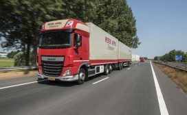 Meer en meer bedrijven doen hun voordeel met de mogelijkheden van geavanceerde data-analyse. Zo helpt supertoegankelijke software Peter Appel Transport (1200 medewerkers) met onder meer het stroomlijnen van organisatie en planning. De beloning: forse businessvoordelen. [tekst] Business- en data-analist Gert-Jan Neeft geeft het toe: het werkt verslavend. Fraaie dashboards die hij zelf in kan stellen om antwoorden te krijgen op gerichte vragen. Vragen die hem inzicht verschaffen in processen en samenhangen. Desgewenst deelt hij de dashboards met collega’s binnen Peter Appel Transport en met klanten, om er samen beter van te worden. Naar een IT-medewerker stappen om een rapportage te laten maken, die dan weer een paar keer terugkomt met vragen en misverstanden? Verleden tijd – al is een IT-afdeling natuurlijk nog altijd een belangrijke ondersteuning bij het verzamelen en veiligstellen van data. Inlezen Datasets zijn eenvoudig in te lezen vanuit Excel-files of databases, eigenlijk waar dan ook vandaan. Neeft ziet steeds meer mogelijkheden, dankzij beschikbare informatie en door de updates van de leverancier die altijd doorgaan. Zo wordt de voorspellende waarde almaar groter. Sinds 2011 is Neeft bezig de mogelijkheden te verkennen. ‘Binnen twee avonden had ik destijds de eerste resultaten al op het scherm.’ Klanten Peter Appel Transport is specialist in temperatuur-gecontroleerd transport – vooral van levensmiddelen maar ook non-food producten – door heel Nederland vanuit veertig standplaatsen. Klanten bevinden zich in de sectoren foodretail en foodservice. Soorten data Met wat voor data werkt Gert-Jan Neeft – die een logistieke opleiding heeft gevolgd – dan eigenlijk? ‘We hebben bijvoorbeeld data van opdrachten zelf en ook van de uitvoering: waren we op tijd op de bestemming of hoeveel te vroeg dan wel vertraagd? Data komt ook van de voertuigen, denk aan brandstofverbruik. Dan zijn er de mensen die uren maken. Er zijn financiële gegevens, er is onderhoud. Je kunt dit alles overzien, dan kijk je dus terug.’ Het mooie is dat Neeft met behulp van de gegevens van het verleden nu kan voorspellen wat bijvoorbeeld het aantal benodigde arbeidsuren in de komende periode gaat worden. ‘Ik kan dan efficiënt organiseren en een goed tactisch plan vormgeven: voldoende mensen, voertuigen en volume, niet te veel en niet te weinig. Predict and prepare zeggen ze wel, je bereidt operaties voor. Dan kom je op het terrein van de business.’ Vroeger Hij werkte altijd al met data, maar aanvankelijk had Gert-Jan Neeft alleen Excel ter beschikking. ‘Ook een mooi programma natuurlijk. Het voorspellende deel kon daarmee niet, we hadden wel inzicht in het verleden waar we ons voordeel mee konden doen. Maar door de steeds grotere hoeveelheden data liepen we tegen grenzen aan. Bovendien kon je maar met één persoon tegelijk in een bestand. Tegenwoordig kun je met hele volksstammen tegelijk naar de analyse kijken.’ Externe invoer Niet alleen data van intern zet hij in, ook van buitenaf komen ze. Neeft: ‘Klanten geven orders en planningen door waarmee wij moeten werken. Grote retailers doen dat bijvoorbeeld. Hoeveel ritten, welk moment van de dag of week, welke bestemmingen, welke volgorde – dat analyseren wij zodat we er op zo efficiënt mogelijke manier mee verder kunnen. Ook de klant helpen we om inzicht te krijgen in zijn planproces. Dan kan hij het in de toekomst weer een stukje beter doen. In het voordeel van alle betrokkenen.’ Businessvoordelen Er is heel veel mogelijk met de tools van de platform analytics-aanbieders. Complexe, diepgaande berekeningen, interactiviteit, toegankelijkheid. Neeft: ‘Afgelopen jaren hebben we absoluut veel businessvoordelen gehaald uit data-analyse. Deels zijn die te meten, aan de andere kant kun je nu eenmaal niet overal een waarde aan hangen. Er zijn dingen veranderd en de gunstige gevolgen daarvan zie je niet alleen in euro’s, maar bijvoorbeeld in kortere wachttijden, minder leeggereden kilometers…’ De aanpak geeft Peter Appel Transport onderscheidend vermogen ten opzichte van andere vervoerders en logistiek dienstverleners, zegt hij. ‘We lopen echt op de troepen vooruit.’ Data-driven En de toekomst? Je bent nooit klaar, zegt Neeft. ‘We zijn als organisatie bezig steeds meer data-driven te worden. We zijn het dus al, maar het kan naar een hoger niveau. Meer beslissingen nemen, in meer afdelingen, op basis van inzichten die je krijgt dankzij metingen. Neem de schade-analyse. Waar, op wat voor tijdstippen, bij welke omstandigheden is er schade gereden? Daar kun je veel uithalen. Dan geef je medewerkers bijvoorbeeld gericht training om bepaalde handelingen anders uit te voeren. Of je past een planning aan om de kans op schade te verkleinen.’ Peter Appel Transport is koploper, maar, zegt Neeft, ‘we zijn er nog lang niet. Er is nu alweer meer functionaliteit dan een jaar geleden, zoals spatial analytics, analyses op kaartmateriaal. Dat kan rechtstreeks ingelezen worden. De leverancier bouwt zijn product steeds uit, mede met behulp van de ideeën die van gebruikers komen. Dat doen ze goed.’
