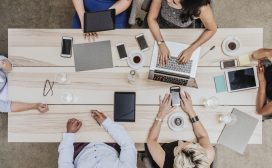 laptops en telefoons in de vergadering MT Work/Life