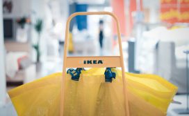 Albert Martens (IKEA): ‘Biedt medewerkers eerst veiligheid, daarna ontwikkeling’ IKEA verwacht zijn personeelsbestand wereldwijd de komende jaren uit te breiden, in tijden van digitalisering en robotisering. Sterker nog: ze bieden zelfs vaste contracten. HR-manager Albert Martens: ‘Als je mensen vervangt, worden dingen niet automatisch beter.’ Iedere klant die een van de 400 IKEA-winkels wereldwijd betreedt, moet zich welkom voelen. ‘Medewerkers zijn daarbij onmisbaarder dan ooit tevoren,’ aldus Albert Martens, HR-manager van IKEA Group. Die medewerkers (of co-workers, zoals IKEA ze noemt) blijven van belang, ‘hoeveel robots er ook ontwikkeld worden. Aan de eisen die een consument vandaag de dag stelt, kan bijna geen robot voldoen.’ Het is volgens Martens de Gouden Eeuw van de consument. ‘Zij hebben het voor het zeggen in de winkels. Vroeger kwam je bij ons en kocht je een product. Tegenwoordig wil je zien hoe het geproduceerd is, wat de kwaliteit is, of we verantwoord ondernemen en in welke mate we het milieu schaden.’ Tel daarbij de website die altijd doorgaat en consumenten in staat stelt om ieder product binnen een paar muisklikken in huis te halen. ‘Wij moeten dat allemaal faciliteren. Dat gaat enkel met goed getrainde en gemotiveerde medewerkers die service tot in de puntjes beheersen.’ Vertrouwen Het lijkt misschien logisch om daar dus vol op in te zetten, maar volgens Martens is ontwikkeling en training niet het eerste om je medewerkers klaar te stomen voor de toekomst. ‘Wie kijkt naar de piramide van Maslov, ziet dat veiligheid een van de grootste behoeften is. Dat willen we onze medewerkers eerst bieden, voordat ze zich kunnen ontwikkelen.’ Het betekent concreet dat IKEA inzet op goede arbeidsvoorwaarden en met zoveel mogelijk contracten voor onbepaalde tijd werkt. ‘Dat betekent niet dat je functie altijd hetzelfde blijft. Er zal in de komende jaren van alles veranderen, maar je kunt wel bij ons blijven werken.’ Martens verwacht zelfs dat het personeelsbestand wereldwijd zal groeien de komende jaren, van 180.000 naar 200.000 medewerkers. Dit tegen alle voorspellingen over digitalisering en robotisering in. ‘We zijn er niet op uit om minder mensen in de winkel te hebben, maar wel om ze anders in te kunnen zetten.’ Zelfs in het distributiecentrum - een gebied dat veelal bedreigd wordt door technologie - zullen geen mensen zomaar ontslagen worden. ‘Natuurlijk zullen we daar door automatisering minder mensen nodig hebben op den duur, maar we zullen altijd zoeken naar ander mogelijkehden om bij ons te blijven werken. Lagen eruit snijden is me allemaal veel te simpel.’ iPads Volgens Martens is het van belang om die digitalisering en medewerkers samen te laten werken. ‘We moeten de digitalisering in ons voordeel laten werken: het werk wordt makkelijker voor medewerkers als je het juist gebruikt.’ Het gebruik van een app of iPad kan medewerkers helpen de juiste informatie snel op te zoeken en eigen te maken, maar kan de fysieke aanwezigheid van een medewerker niet vervangen. ‘Het toont bovendien meer interesse in je consument op het moment dat er mensen in je winkel staan.’ Een robot of iPad is vaak ook niet toereikend voor de vragen die klanten meebrengen naar de winkel. ‘Ze hebben al een avond op de bank zaken vergeleken met elkaar en komen nu naar de winkel om zich voor de laatste vragen te laten adviseren en hun definitieve besluit te maken.’ Aan de medewerker om dezelfde kennis paraat te hebben als de consument, die al een avond het internet heeft afgestruind.’ Dat vraagt om training. IKEA biedt in-house tientallen trainingen aan: van productopleiding tot klantgerichtheid, alles op globaal niveau zodat het in alle 43 landen bruikbaar is. ‘Allemaal vanuit het oogpunt dat iedereen zich kan ontwikkelen. Als je mensen vervangt, worden dingen niet automatisch beter.’ Promotie Martens waarschuwt ervoor dat bedrijven zich blindstaren op de kostenbesparing die digitalisering met zich mee kan brengen. ‘Bij ons staat de klant voorop, we doen er alles aan om die zo goed mogelijk te helpen. Dat betekent dus dat je niet alleen maar iPads neer kan leggen in plaats van medewerkers, omdat dat op den duur goedkoper is.’ Naast de Gouden Eeuw van de consument, is er ook steeds meer aandacht voor wat medewerkers van hun bedrijf verwachten. ‘Medewerkers zijn het belangrijkste wat wij hebben. Zorg je goed voor hen, dan zorgen zij goed voor jouw klanten.’ Het levert IKEA veel op: ‘Je kunt van alles aan marketing doen, maar goed gemotiveerde medewerkers zijn de beste promotie.’ Medewerkerstevredenheid is daarbij een groot goed voor IKEA. Daarbij wordt gevraagd naar zaken als tevredenheid over de uren en taken, maar ook over hoe zij over het bedrijf denken. ‘Loyaliteit is met een nieuwe generatie medewerkers niet meer vanzelfsprekend. Bovendien willen zij ook voor een bedrijf werken dat duurzaam produceert en dat maatschappelijk verantwoord onderneemt. Je wilt dat medewerkers trots zijn, maar dan moet je ze wel iets geven om trots op te zijn.’ Leiders Het vraagt om een ander soort leiderschap op de werkvloer, aldus Martens. ‘We houden minder vast aan hiërarchische structuren, en zijn dus op zoek naar leiders die natuurlijk gekozen worden. Iemand benoemen als de manager is vele malen minder krachtig.’ Een leider bij IKEA wordt gekenmerkt door een sterke focus op ontwikkeling voor medewerkers, die zich op hun beurt weer kunnen ontwikkelen tot leiders. ‘Daar is veel lef voor nodig als leider. Je moet ruimte laten voor anderen om zich te ontwikkelen tot jouw niveau.’ De snelle adaptatie voor nieuwe ontwikkelen vraagt ook om leiders in plaats van managers. ‘Doordat dingen snel veranderen, moeten medewerkers steeds meer eigen verantwoordelijkheid nemen en keuzes durven maken zonder het eerst aan hun manager te vragen.’ Als laatste punt moet een leider laten merken aan medewerkers dat iedereen bij IKEA het samen doet. ‘Erken mensen in hun bijdrage en zorg voor een vruchtbare cultuur in plaats van enkel in te zetten op een goede strategie. Er kunnen nog zoveel digitale ontwikkelingen zijn, uiteindelijk is winkelen bij IKEA voor consument én medewerker nog altijd mensenwerk.’