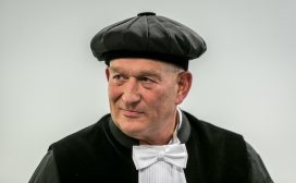 Terwijl we van nature niet in staat zijn om in grote teams te werken, vraagt de huidige tijd dat wel van ons. Hoogleraar Samenwerken & Leiderschap aan Nyenrode Business Universiteit Jaap Schaveling ontwikkelde een methode.