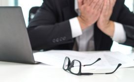 Bob is divisiedirecteur bij een groot concern. Hij doet zijn best. Dit keer wordt hij geconfronteerd met het zoonje van een lid van de RvC.