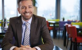 Plaats van handeling is de directiekamer van Bas van der Veldt, CEO van AFAS Software. Aan tafel zit een van de medewerkers van het bedrijf tegenover Van der Veldt zelf. De verborgen camera is op het gezicht van de medewerker gericht. Zou je, vraagt Van der Veldt hem, binnenkort bij het bedrijfsuitje misschien in het mascottepak van Herry of Berry, de mascottes van voetbalclub AZ, willen lopen? AFAS is hoofdsponsor van de club. Het uitstapje vindt plaats in Kroatië, en ‘het kan daar wel warm worden’, zegt Van der Veldt. ‘Misschien 35 graden.’ De medewerker aarzelt. ‘Maar moet ik het masker dan de hele dag ophouden?’, vraagt hij. Van der Veldt: ‘Je mag het ’s avonds wel even afzetten.’ Later wordt de video voor alle medewerkers afgespeeld. ‘Doet ‘ie het of niet?’, heet de film. Het doel van de ludieke actie is de medewerkers duidelijk maken dat je altijd kritisch moet blijven, en je niet laten overdonderen door onredelijke eisen van managers of klanten. Of zelfs van de CEO. De film is kenmerkend voor het leiderschap bij AFAS, waar de medewerkertevredenheid voorop staat, maar waarvan ook elkaar op een prikkelende en humorvolle manier uitdagen onderdeel is. Een van de opdrachten die nieuwe medewerkers bijvoorbeeld meekrijgen is dat ze in hun eerste jaar tenminste één keer een directielid moeten tegenspreken. De bijzondere cultuur lijkt vruchtbaar. AFAS met zijn 450 medewerkers die in het hoofdkantoor in Leusden onder meer beschikken over tafeltennis-, pool- en tafelvoetbaltafels, beleeft een succesjaar met een omzet die de eerste zes maanden met 16 procent groeide. ‘Vóór de vakantie had de salesafdeling zijn jaartarget al binnen’, vertelt Van der Veldt. ‘Niet normaal meer zo goed.’ De marge ligt boven de 40 procent. Sinds Van der Veldt het roer bij het op het automatiseren van bedrijfsprocessen gerichte familiebedrijf tien jaar geleden, op 31-jarige leeftijd, van zijn vader overnam, verzevenvoudigde de omzet. Afgelopen voorjaar kreeg AFAS de Koning Willem I-prijs, de belangrijkste Nederlandse ondernemersprijs, uitgereikt. De jury prees het bedrijf om zijn combinatie van goed ondernemerschap en maatschappelijke betrokkenheid, zoals het werk van de AFAS Foundation dat onder meer projecten binnen de gezondheidzorg en het onderwijs ondersteunt. Als het gaat om ‘nieuw leiderschap’ loopt de softwaresector voorop. Al jarenlang hebben jullie te maken met een werknemersbestand van autonome, goed opgeleide professionals die je graag wilt vasthouden. Wat is daarvan in de organisatie terug te zien? ‘De termen oud of nieuw leiderschap zeggen mij niet zo veel. De manier waarop we hier werken noemen we zelf de AFAS-soep. We kijken om ons heen en gebruiken wat we nuttig vinden. We nemen bijvoorbeeld ingrediënten van Ricardo Semler over, zoals veel ruimte aan onze medewerkers geven. Maar Semler bekommert zich helemaal niet om het welzijn van zijn medewerkers in privétijd, dus dat nemen we níet over. We zijn sterk gefocust op de mensen die hier werken. Tegelijk werken we met elementen van het Angelsaksische management, zoals harde targets. Iedereen weet wat er van hem of haar wordt verwacht. We laten ons door anderen inspireren maar bepalen zelf wat er wel en niet in onze soep komt.’ Opvallend in jullie communicatie is dat AFAS het steeds heeft over de tevredenheid van de medewerkers en de klanten. Waar andere bedrijven zeggen dat ze de klant voorop stellen, hebben jullie het altijd over beide groepen. De medewerkers worden zelfs vóór de klanten genoemd. ‘Het doel dat wij hebben geformuleerd is een grote medewerkerstevredenheid, meteen gevolgd door een grote klanttevredenheid. Wij geloven dat je met mensen die met plezier naar hun werk gaan de duurzaamheid van je bedrijf verankert. We stellen hoge eisen aan de kwaliteit van de mensen die we binnenhalen, wat onze producten en diensten ten goede komt. Als je die mensen wilt binden, moet je je afvragen hoe ze hun werk graag doen. Mensen houden niet van repeterend werk, dus dat moet je zo veel mogelijk automatiseren. Je moet ze werk geven waar ze voldoening uit halen. En je moet ze veel verantwoordelijkheid geven.’ Hoe doen jullie dat? ‘Iedereen kan bijvoorbeeld zijn eigen vakantiedagen inplannen. Declaraties dien je met een app in en worden tot 100 euro automatisch goedgekeurd. We hebben de interne regels grotendeels overboord gegooid. Eigenlijk geldt nog maar één regel, namelijk dat je je werk met goed verstand in het belang van AFAS doet. Als je daarbij een fout zou maken die ons 50.000 euro kost, maar je hebt het met goede bedoelingen gedaan, hebben we daar geen enkel probleem mee. Steel je daarentegen één balisto uit de automaat dan moet je vertrekken. Dan handel je niet in het belang van AFAS.’ Jullie omzet groeit sneller dan het medewerkersbestand. Zou AFAS niet sneller kunnen groeien door bijvoorbeeld meer salesmensen aan te nemen? ‘We zouden veel sneller kunnen groeien dan we nu doen. Maar daarbij moet je je afvragen welk bedrijf je wilt zijn. We hechten sterk aan onze cultuur en willen die niet kwijtraken door snel te groeien. Deze maand worden er 8 nieuwe collega’s verwelkomd, wat voor ons erg veel is. Ik stel ze tijdens een bijeenkomst met alle medewerkers aan iedereen voor. Tussen de collega’s bestaan veel persoonlijke banden. Toen een van de medewerkers onlangs erg ziek was, kon je haar ziekenhuiskamer opnieuw behangen met alle kaartjes die ze van haar collega’s kreeg.’ Hoe gaan jullie met werving en selectie om? ‘Onze drempels op dat gebied zijn hoog. Als iemand met pensioen gaat, kijken we eerst of zijn of haar werk misschien te automatiseren valt. Hoe minder mensen we aannemen, hoe beter. Daarmee blijft het bedrijf een overzichtelijke omvang houden. Kandidaten doorlopen een uitgebreide procedure, waarin ze onder meer een dagdeel in de organisatie meelopen en een pitch doen voor collega’s van uiteenlopende afdelingen. Pas als iedereen het over de kandidaten eens is, worden ze aangesteld. Gemiddeld nemen we 8 procent van de kandidaten waar we gesprekken mee voeren aan.’ Wordt er geen misbruik gemaakt van de vrijheid die de medewerkers bij AFAS krijgen? ‘Er heerst niet alleen vrijheid maar we stellen bovendien harde eisen. Ik heb een hekel aan soft leiderschap. Je moet een heldere koers uitzetten en mensen de verantwoordelijkheid geven om eraan bij te dragen. Dat gebeurt in alle openheid, iedereen kan van elke collega zien wat zijn of haar jaartarget is en welk deel gehaald is. We maken zo veel mogelijk onderdelen van onze processen meetbaar, zodat we er goed op kunnen sturen. Daarbij hebben we de neiging bij AFAS om altijd alles beter te willen doen, tot en met hoe we de boekhouding doen en hoe we koffie zetten voor onze gasten aan toe. Die gedrevenheid willen we in onze mensen terugzien.’ Gaat het harde aansturen niet ten koste van de medewerkerstevredenheid? ‘Het een sluit het andere niet uit. Ik geloof in leiderschap waarbij je tegelijk je mensen kansen, mogelijkheden en vrijheid geeft, maar ook duidelijke grenzen stelt. Aan de millennials die nu de werkvloer opkomen merk je juist dat ze behoefte hebben aan stevig leiderschap. De voorwaarde is dat je als manager zelf veel in de organisatie aanwezig bent en contact met de mensen hebt. De informatie over het besluit dat moet worden genomen, haal je van de werkvloer. Maar uiteindelijk ben jij degene die de keuze maakt en de verantwoordelijkheid voor het besluit neemt. En het als het moet op autoritaire manier doorvoert. Strak leiderschap en goed naar je mensen luisteren kunnen wel degelijk samengaan, daar ben ik van overtuigd.’ Wat zou je managers die hun medewerkers meer ruimte willen geven, willen adviseren? Waarmee kunnen ze beginnen? ‘Laat als eerste stap je mensen zelf hun targets bepalen. Je zult zien dat ze vaak hogere targets vaststellen dan jij zelf in gedachten had, en ook nog extra hard gaan werken om ze te halen, omdat het hun eigen targets zijn. Ten tweede, pimp je kantine. Maak van je kantine in plaats van de troosteloze ruimte die het nu vaak is een plek waar de medewerkers graag willen zijn. Met goed eten, met een pooltafel of een dartboard enzovoort. Zodat ze eerder op het werk komen en langer blijven om nog even met hun collega’s rond te hangen. Stop met je altijd maar op de resultaten te focussen, en richt je in plaats daarvan op de belangen van de medewerkers en klanten. Dat moet geen trucje zijn, je moet die aandacht voor medewerkers en klanten oprecht voelen. De belofte daarbij is als je dat goed doet, uiteindelijk een niet te stoppen hoeveelheid euro’s achter je aan gaat rollen.’
