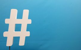 Van Ruud Aan Bob Onderwerp Tweets van Michel Welkens gezien? Hoi Bob, Je hebt er al eens een mailtje aan besteed en we hebben het er één keer over gehad in het MT, maar volgens mij is het je toch nog niet geheel duidelijk dat sociale media een voordeel kunnen zijn voor ons bedrijf, maar toch echt ook een nadeel. Ik doel hier op de tweets van Michel Welkens. Die zijn je vast niet ontgaan, want iedereen in het bedrijf heeft het erover. En iedereen daarbuiten, vrees ik, onderhand ook. Ruud Hoi Ruud, Tweets van wie? Sorry, ik had het weer ­razend druk de laatste tijd en mijn ­dochter zou me leren twitteren, maar die had het de laatste tijd ook razend druk. Bob Bob, Tweets van Welkens, een van de ­mensen die laatst boventallig is ­verklaard. Nou twittert hij bijvoorbeeld: ‘Nog 23 dagen in dit door totale nitwits geleide bedrijf.’ Hij heeft al 2.814 followers, best veel voor iemand met een administratieve functie. Ruud Ruud, Followers? Mensen die hem volgen dus? Bob Bob, Ja, dat moet je dochter je maar uitleggen. Die followers twitteren dat weer door aan anderen, zodat het een sneeuwbal wordt. Ook op Facebook is het nu een hit. Ruud Ruud, Dan moet die man daar meteen mee stoppen. Kun je hem dat meedelen, nu? Bob Bob, Heb ik gedaan. Natúúrlijk. Al drie keer. Maar dat helpt niets. Zoals Marianne me vertelde: ‘Natuurlijk gaat Michel door. Die heeft voor het eerst in zijn leven ergens succes mee.’ In de exit-overeenkomst die we met hem hebben, staat ook niet dat hij dit niet mag doen. Ja, dat bedoel ik nou: we hadden allang een social mediabeleid moeten hebben, dan was ons deze ellende bespaard gebleven. Ken je die Driessen nog, die bij een vorige reorganisatie boventallig is verklaard? Die schrijft op Facebook dat als je bij ons niet boventallig wil worden verklaard, je het beste blond kunt zijn en vrouw en vooral flink moet flirten met de directeur. De reacties die daar dan weer onder staan zal ik je besparen, Bob. Wat dat betreft is het wel een voordeel dat je niet weet hoe Facebook werkt. Ruud Ruud, Dat mensen dat over mij schrijven zeg. Zó onwaar. En dat met Karin, dat is alweer drie jaar geleden. En dat staat nu allemaal op die sociale media? Kunnen onze IT­-mensen daar niks aan doen? Bob Bob, Nee, natuurlijk niet. We kunnen voortaan in exitgesprekken nadrukkelijk verbieden dat boventalligen zich op sociale media op ons gaan uitleven, maar daar hebben we nu niks aan. Ze hebben het trouwens niet over Karin, maar over ene Maartje. Ruud Ruud, Maartje? Staat dat op Facebook? Moeten we daar niet gewoon op reageren, dat ik gewoon met haar in dat restaurant zat om het derde kwartaal te bespreken? Kun jij dat anders voor me doen? Bob Bob, Ik denk niet dat dit de oplossing is. Kijk, op zich barst het van dit soort onzin op de sociale media, en jij kon ook niet weten dat Maartje over dat diner zou twitteren, het zij zo. Maar ik maak me er zorgen over dat onze relaties er weet van krijgen of, erger nog, Hoofdkantoor. Begin eens, Bob, met een schrijven aan onze mensen. En dan niet dat jóu schade wordt berokkend, maar vooral hún bedrijf. Oké? Ruud Ruud, Zoiets? ‘Beste mensen, Zoals jullie wellicht weten verschijnen er de laatste weken op enkele sociale media berichten over ons bedrijf. Grotendeels komen deze berichten van mensen die hier niet meer werken. Wij betreuren dit zeer, te meer daar wij er stellig van overtuigd waren én zijn dat wij van hen in goed overleg en met goede regelingen afscheid hebben genomen. Ik sta ver boven deze achterklap en verwacht van jullie hetzelfde. Tevens verwacht ik dat jullie niet langer ­actief meer zullen zijn op Facebook en Twitter, een en ander in het belang van ons bedrijf, kortom, in ons aller belang. Dit geldt natuurlijk niet voor bijvoorbeeld vakantiefoto’s en kooktips die jullie via je privémail op de sociale media zetten. Een aangescherpt socialemediabeleid hopen wij als MT nog voor de zomer, en anders net na de zomer, gereed te hebben.’ Kun je dit even op Twitter zetten, Ruud? Bob