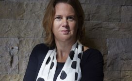 Ze vernieuwde de traditionele slijterijketen Gall & Gall tot een eigentijdse drankenspeciaalzaak. Nu moet Albert Heijn er voorzichtig aan ook aan geloven, want commercieel directeur Marit van Egmond (1973) zet ook daar de verjonging in. 1. Wees proactief ‘Als persoon ben ik nieuwsgierig van aard en vind ik het fijn om vooral naar voren te kijken. Als 25-jarige managementtrainee ben ik voor Ahold naar Shanghai vertrokken. De supermarktbusiness was daar nog volop in ontwikkeling. Voor mij dus een fase van puur pionieren, wat ik erg leuk vond. Daar heb ik ervaren dat verandering de enige vooruitgang is. Door een combinatie van een heldere visie, enthousiasme en daadkracht weet ik vernieuwingen te realiseren. Gewoon beginnen, gewoon doen past écht bij mij. Het bruist in mijn hoofd continu van de ideeën. Het is dan ook vooral een uitdaging om dat te doseren.’ 2. Begin met het einde voor ogen ‘Bij elke baan is het belangrijk om helder te hebben wat je wilt bereiken. Voor mij is het cruciaal dat een visie of plan eenvoudig uit te leggen is en voor iedereen in de organisatie te begrijpen is. Dan kun je je mensen – binnen deze kaders – ook de ruimte geven. Bij Gall & Gall wilden we graag een jongere doelgroep aanspreken – 25+. Het hele bedrijf is daarom omgevormd tot een eigentijdse drankenspeciaalzaak met een nieuwe uitstraling, nieuwe marketingcampagne en webwinkel. De medewerkerstrainingen waren hierbij cruciaal. Toen ik drie jaar geleden begon aan mijn huidige baan, zag ik dat Albert Heijn een soort retailministerie was geworden, te stroperig en te veel bezig met de interne processen. Ik heb daarom de verantwoordelijkheid zo laag mogelijk in de organisatie willen leggen en het ondernemerschap en vakmanschap in de commerciële rollen teruggebracht. Met een sterke focus op vernieuwing van het assortiment en snellere processen.’ 3. Belangrijke zaken eerst ‘Op een directeurspost in de retail is dit principe cruciaal. Dagelijks krijg ik veel verschillende onderwerpen op mijn bordje, variërend van het nieuwe kerstassortiment en investeringen in onze koffiefabriek tot de samenwerking met zusterbedrijf Delhaize en de footprint van onze verpakkingen. Retail stopt nooit. Ook privé kijk ik met retailogen naar de wereld, gewoon winkelen is er niet meer bij [lacht]. De crux is: snel besluiten wat belangrijk is en wat mijn team het beste kan oppakken. En onderscheid maken tussen belangrijk en urgent; daar helpt dat heldere plan natuurlijk ook weer bij.’ Lees het volledige interview in MT magazine. Bestel hier een proefabonnement of koop een los nummer. 