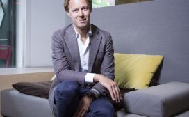 Hoe belangrijk is de huidige schaarste aan talent voor ondernemingen? ‘We komen uit een prachtige periode van economische groei, die nu lijkt te kantelen. De schaarste aan talent is op dit moment een belangrijke uitdaging voor de HR-functie. Dat hoor ik overal om me heen: we kunnen groeien, de marktvraag is groot, maar ik zoek de mensen om de groei te realiseren. Die vraag naar talent wordt alleen maar groter. Vooral in technologische profielen, in zorgfuncties en in het onderwijs.’ Welke gevolgen heeft de schaarste voor de manier waarop bedrijven met human resources omgaan? ‘HRM-aangelegenheden staan tegenwoordig hoog op de agenda bij bedrijven. Het gevolg is dat HR-verantwoordelijken een steeds strategischer positie innemen en een grotere beslissingsbevoegdheid in ondernemingen verwerven. Dat heeft ermee te maken dat de historische organisatiestructuur van veel bedrijven op losse schroeven staat. Het hiërarchische model, met een baas, daaronder een team van managers en teamleiders met een duidelijke beslissingsketen wordt vaker vervangen door nieuwe manieren van werken, waarin de participatie van medewerkers centraal staat. Daardoor ontstaat meer verbinding tussen de beslissers en de andere werknemers. Die transitie met succes realiseren een sleutelkwestie voor veel ondernemingen. In dat transformatieproces komt de rol van de HR-directeur prominent naar voren. Dat is echt een stille revolutie die niet alleen in creatieve hippe bedrijfjes vorm krijgt. Ook op productielocaties en in fabrieken merk ik dat er meer zelfsturing wordt toegepast en meer de verbinding tussen top en werkvloer wordt opgezocht.’ Meer engagement dus? ‘Ja, dat is goed te merken in medewerkersonderzoeken. We zien steeds meer dat een medewerkerstevredenheidsonderzoek één keer in de twee jaar met een late opvolging in veel gevallen niet meer voldoet. Dat is veel te traag voor nu – tegenwoordig wil iedereen tussentijds meten. Als de snelheid van de organisatie het toelaat, is elke vrijdag een nieuw meetmoment. Op vrijdag, want dan kun je op maandag al bijsturen. Die 2.0-versie van engagement is normaal geworden. En neem je die trend een stapje verder, dan zijn de contouren van de 3.0-versie al zichtbaar: op basis van wat de organisatie van zijn medewerkers weet, zijn toekomstige ontwikkelingen te voorspellen.’ Dat vraagt om gedigitaliseerde HRM. Hoeveel impact heeft die trend? ‘De digitale transformatie schudt de HRM-wereld op. De HRM-expertise verandert sterk door de mogelijkheden van tools die gebruik maken van HR-analytics en HR-tech. De grote trend is dat HRM’ers zichzelf transformeren van administratief dienstverleners tot business-partner in mensenzaken. Data-analytics maakt van HR-directeuren strategische verandermanagers van hun organisatie. Niet vreemd, de snellere concurrentiebewegingen in elke markt maken dat medewerkers sneller moeten beslissen en handelen – en zeker HRM-professionals. Blijkens ons rapport vindt die transitie al volop plaats in het bedrijfsleven. Maar ook de non-profitsector volgt de trend op de voet.’ U pleit ervoor meer verbinding te maken met elkaar. Hoe werkt dat? ‘De context van nu is nieuw, maar in de 35 jaar dat Great Place to Work bestaat, is de essentie onveranderd gebleven: succesvolle ondernemingen kenmerken zich door mensen die met elkaar in verbinding staan. Voor werkgevers is het de kunst in de relatie met je mensen aan de juiste knoppen te draaien, zodat mensen in de juiste richting bewegen binnen je bedrijf. Hoe werkgevers dat doen? Door hun mensen te verzorgen. Door ze zichzelf te laten ontwikkelen. In al die processen neem je als werkgever het initiatief. Voor mij wordt dat dé uitdaging van 2019: hoe blijven we in deze snelle wereld in verbinding met onze mensen? Want ondernemingen die dat realiseren, kunnen alle uitdagingen en veranderingen zonder meer aan.’ Waarom is dat voor werkgevers een grote uitdaging? ‘Hoe meer we digitaliseren, des te meer komt de menselijke verbinding onder druk te staan. We zijn wel altijd connected, maar niet altijd meer betekenisvol in verbinding. We regelen alles digitaal, maar voor persoonlijke gesprekken is minder tijd. Daar mijn weg in vinden is voor mij een persoonlijke uitdaging. In de waan van de dag neem ik sommige mensen al gauw te weinig mee in de ontwikkeling van onze organisatie. Want als leider ben ik vaak al drie stappen voor de groep uit. En ik weet: mensen vinden het prettig om die drie stappen zelf ook te maken. Als ik dus op zeker moment mijn oplossing presenteer, dan heb ik geen verbinding met mijn team. Dus het betrekken van je mensen, onderweg naar nieuwe beslissingen, dat is in deze tijd van snelle verandering dé uitdaging.’ Welke tips heeft u daarbij voor werkgevers? ‘Voor leiders: geef je mensen de ruimte, laat ze ervaring opdoen, stimuleer je mensen om zelf ondernemend mee te werken aan ontwikkeling van de organisatie. En steek energie in de uitdagingen van de balans tussen werk en leven. Want werk en leven integreren meer en meer. Het vanzelfsprekende van altijd bereikbaar zijn, maakt mensen voortdurend alert. Dat dat niet gezond is, is terug te zien in het groeiende aantal jongeren met burn-outklachten. De tegenbeweging is al gaande – een klant van ons stimuleert jonge mensen zichzelf niet te verliezen in een wereld met alleen maar prikkels. Bij dat bedrijf gaan om 17 uur de digitale connecties uit. Dan hoef je dus niet meer bereikbaar te zijn. Ik verwacht dat de roep om meer rust en stilte bij bedrijven sterker zal klinken.’