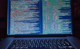 Data is overal, doe er wat mee! Dat is de boodschap die steeds vaker wordt uitgedragen. Data leeft; in de media, bij onderzoekers en op speciale events. Zelfs in de boardroom van veel organisaties ontkomt men niet aan de mogelijkheden van data. Het is gebleken dat bedrijven die voor strategische beslissingen en innovaties, gebaseerd op inzichten van hun data, productiever en meer winstgevend zijn (Study by MIT slow school of management, published in Hardvard business review). procent succesvoller zijn dan de concurrentie die dat doet op basis van intuïtie, of zoals dat heet: opinion. [voorbeeld van zo’n onderzoek – heeft Diederick nog niet doorgegeven] Al zeker vijftien jaar is het gaande: individuen, organisaties en apparaten slaan steeds meer data op, gestructureerd en ongestructureerd. De ontwikkeling van platforms en software daaromheen waarmee steeds grotere sets van data – big data – te analyseren zijn, gaat maar door. Anno 2018 bestaan er aan de voorkant van al die software en platforms en ‘zeeën’ vol data handige dashboards waarmee antwoorden op gerichte vragen zichtbaar te maken zijn. Veel organisaties weten dat ze ‘iets’ met die data moeten doen en zijn zich bewust van de waarde die in hun data zit. En tegelijkertijd worstelt men met de vraag hoe deze waarde hieruit te halen. En zo de kansen te pakken om hun organisatie ‘data-driven’ te maken. Alles is data Data moet je leren zien en dan begrijpen, dat wil zeggen er de juiste vragen aan stellen. Er zijn aanbieders die bedrijven daarbij helpen met begeleiding en adviezen, en door analytics platforms om de data visueel te analyseren. Iedere stap van de analyse wordt visueel weergegeven. Visuele indrukken gaan sneller en nodigen uit tot verdere analyse. Het uitgangspunt: alles is data. Wie meedoet aan de Nationale Tuinvogeltelling verzamelt data, wie van A naar B reist maakt er gebruik van, net als iemand die zijn DNA-profiel laat onderzoeken. De afdelingen sales en HR van een bedrijf slaan ze op en maken ze toegankelijk, maar wie Boer Zoekt Vrouw opneemt om te registreren of boer Wim nou voor Katie of voor Janneke kiest, doet dat net zo goed. Alle activiteiten van bedrijven, individuen, overheden en instanties zijn – desgewenst – in data te vatten. Analyse Stel; een beheerder van flexkantoren vlakbij Schiphol overweegt uitbreiding. Een beslissing over zo’n kostbare investering kan hij (zij) nemen op basis van data-analyse: hoeveel vraag naar zijn dienst is er geweest de afgelopen jaren en welke stijgende lijn zat daarin? Hoe vaak moest een potentiële klant met ‘nee’ worden opgescheept? Hoeveel nieuw concurrerend aanbod is er in de naaste omgeving te verwachten? Wat zijn de plannen van Schiphol? Is er in de Haarlemmermeer groei te zien in het type bedrijven dat in het algemeen gebruikmaakt van flexkantoren? Op basis van die uitgebreide analyse kan de beheerder een berekening presenteren die aangeeft hoe verstandig het is om een nieuw gebouw neer te zetten. Daarop kan de investeerder een ‘data-driven’ beslissing baseren. Aanbieder zoeken Belangstelling? Zoek eens rond in de eigen databases: welke zijn er, wat is er eigenlijk beschikbaar? Formuleer enkele vragen waar je via data-analyse een betrouwbaar antwoord op zou willen hebben, bijvoorbeeld om de afzet van je product of dienst een boost te geven. En zoek een goede aanbieder van tools voor data-analyse. De mens Belangrijk is dan wel: dat de aanbieder zich voor het zien en begrijpen van data expliciet richt op de persoon ‘in the job’; de mens, de eindgebruiker, niet zozeer op de IT-rapporteur. ‘De verkoopmanager weet meer van de onderliggende data in zijn werkgebied en de vragen die van belang zijn, dan de IT’er’, zegt Diederick Beels van analytics platform-aanbieder Tableau. ‘Vroeger maakte de afdeling IT een rapportage op verzoek van de man of vrouw met de kennis, maar dat is inefficiënt en tijdrovend.’ In gesprek met de data Een goede aanbieder is – anno 2018 – in staat juist de kenner zelf ‘in gesprek’ te brengen met de data. Deze kan, met ondersteuning natuurlijk, leren zelf de data te zien – bijvoorbeeld met dashboards – en vervolgvragen te stellen, dus wat hij ziet ook te begrijpen. Hoe komt het dat – bijvoorbeeld – het product in regio X zoveel beter in de markt ligt dan in regio Y? Welke beslissingen zouden de afzet in regio Y kunnen verbeteren? En natuurlijk speelt de IT’er in het proces wel een belangrijke rol; hij verzamelt data en stelt ze beschikbaar op een veilige manier. En kan zo de eindgebruiker ondersteunen.