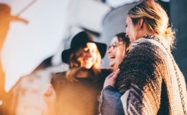 Op kantoor gebeuren een hoop vreemde dingen, en wat zou er fijner zijn dan een neutrale bron die je advies kan geven? Ontmoet Alice van Ask a Manager. Elke week beantwoordt zij vragen van een lezer. Deze week: ik heb erg zwarte humor, maar ik merk dat mensen er ongemakkelijk van worden. Is er een gids voor humor op kantoor?