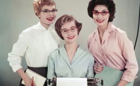 Het is voor managers belangrijk om professionaliteit uit te stralen. Uiteraard geldt dit ook voor vrouwelijke managers. Ieder bedrijf hanteert zijn eigen kledingvoorschriften. Over het algemeen hebben vrouwen hierbij meer vrijheid en mogelijkheden dan mannen. Voor een professionele look kunnen vrouwen kiezen voor broeken, jurken en rokken. Daarnaast zijn er voor vrouwen meerdere manieren om de zakelijke look compleet te maken. De juiste outfit Een professionele outfit samenstellen is erg eenvoudig. Voor een basic outfit kun je kiezen voor een nette zwarte broek en een mooie blouse. Wil je een meer vrouwelijke look? Kies dan voor een net jurkje, bij voorkeur een model met korte mouwen. Hiermee creëer je een moderne look. Zorg er wel voor dat de jurk minimaal tot op je knieën valt. Een zakelijke outfit mag namelijk niet te uitdagend zijn. Een andere populaire combinatie is een rok met een nette blouse. Let op de pasvorm Bij zakelijke kleding is het belangrijk om te letten op de pasvorm. Je professionele imago gaat al snel verloren wanneer je bijvoorbeeld een te strakke jurk, of een te grote pantalon draagt. Let er bij een jurk dus vooral op dat deze niet te strak zit. Je wil je rondingen niet te veel accentueren op werk. En let daarnaast op een bescheiden decolleté. Bij het passen van een blouse kun je kijken naar de lengte van de mouwen en naar de borstomvang. Zorg bij een formele blouse voor een mouwlengte tot aan je polsen. Daarnaast moet er bij een blouse overal ongeveer één centimeter ruimte over zijn. Veel vrouwen kiezen voor een blouse die (te) strak zit bij de borsten. Ga je liever voor strakkere kleding? Compenseer dan een strak kledingstuk dan met een item dat wat wijder valt. Denk bijvoorbeeld aan een strakke rok en een blouse met een wijdere pasvorm. Hierdoor krijg je een zakelijke look met een speelse touch. Let op de kleur Kleuren zijn een belangrijk onderdeel van je outfit en je imago. Iedereen maakt onbewust associaties bij bepaalde kleuren. Kies bij een zakelijke look voor kleuren zoals wit, blauw en grijs. Deze kleuren worden geassocieerd met betrouwbaarheid, loyaliteit en rust. Daarnaast zijn dit de kleuren die in zakelijke omgevingen het meest worden gebruikt. Naast wit, blauw en grijs zijn pasteltinten vaak een goede kleurkeuze. Deze kleuren zorgen op een subtiele manier voor vrolijkheid, zonder dat je outfit druk wordt. Ga je liever voor een feller kleurtje? Combineer dat dan met rustige en egale kleuren. Je kunt er ook voor kiezen om felle(re) kleuren terug te laten komen in accessoires. Schoenen Schoenen zijn misschien wel het belangrijkste onderdeel van je outfit. Schoenen zeggen namelijk veel over je persoonlijkheid. De populairste damesschoen is de pump. Deze schoen is elegant en past bij veel verschillende outfits. Als je een minder vrouwelijke uitstraling wilt, kun je kiezen voor veterschoenen. Hiermee creëer je een meer klassieke look. Combineer de veterschoenen met een pantalon en een nette blouse voor een klassiek zakelijke look. Accessoires: de finishing touch Geen outfit is compleet zonder accessoires. Als je je outfit eenmaal hebt samengesteld kun je je sieraden tevoorschijn halen. Zorg er bij zakelijke outfits echter voor dat je niet teveel sieraden draagt. Gebruik ze om je outfit te accentueren en te verfijnen, zonder dat ze te veel afleiden. Kies een handtas die bij je schoenen past, en je bent perfect gestyled voor de werkvloer.