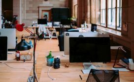 Niets is dodelijker voor focus dan afleidende collega’s. Toch laten veel bedrijven hun werknemers werken in een kantoortuin, een open ruimte met geen tot weinig privacy. Hoe zorg je dat je te midden van al dit rumoer toch dingen gedaan krijgt?