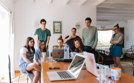 Er zijn verschillende theorieën over de meest effectieve samenstelling van projectteams, die leiden tot het succesvol afronden van projecten. Wil je ingewikkelde projecten laten slagen? Dan moet je een groot team samenstellen met hoogopgeleide specialisten. Dat blijkt uit onderzoek naar teamwork bij multinationals. Het onderzoek werd uitgevoerd door hoogleraar Management Practice Lynda Gratton en Tamara J. Erickson, auteur van meerdere boeken over samenwerking binnen organisaties, en werd onder andere gepubliceerd in een artikel in de Harvard Business Review. De keerzijde van het werken met dit soort teams is dat hoogopgeleide en specialistische werknemers minder snel bereid zijn van elkaar te leren, (pro)actief informatie te delen en elkaar te helpen met het verdelen van werk. Kortom, samenwerken binnen een groot, divers en hoogopgeleid team is geen garantie voor ‘high’ performance. Teammanagement Wat tevens het functioneren van een team beïnvloedt is te weinig aandacht van het management voor de resultaten. Als er vanuit de leiding geen aandacht is voor de prestaties van het team blijkt dat teamleden zich makkelijker laten afleiden. De prestatiegerichte medewerkers haken af, teamleden voelen zich onveilig en conflicten liggen op de loer. De flow in het team stagneert. ‘Mensen hebben een aangeboren neiging tot zelfbehoud en concentreren zich in eerste instantie op zichzelf en de eigen positie of carrière. Een leider moet dus continu het belang van de collectieve resultaten duidelijk maken en teamleden aansporen om met elkaar samen te werken.’ Aldus de Amerikaanse organisatieadviseur Patrick Lencioni. Gelet op de steeds hogere eisen die aan teams worden gesteld, is teamperformance een ‘hot topic’, aldus Jeroen van Berkom, senior consultant bij organisatieadviesbureau InContext. ‘Er is veel aandacht voor teams, de samenstelling en hun performance omdat ze het antwoord moeten geven op de complexiteit waarmee organisaties worden geconfronteerd.’ Met het oog op snel veranderende markten wordt van semi-autonome teams verwacht dat ze op nieuwe uitdagingen kunnen inspelen en veel eigenaarschap tonen. Teams die samengesteld zijn uit leden afkomstig uit uiteenlopende generaties, met grote verschillen in achtergrond en ervaring, worden geacht barrières voor effectieve samenwerking te onderkennen en deze gezamenlijk te overwinnen. Leiding geven en samenwerken Twee andere kanttekeningen die geplaatst kunnen worden bij het succes van teams worden gemaakt door Johan de Keyser, team development coach en keynotespeaker ‘Er zijn twee zaken die we niet geleerd hebben op school. Het eerste is samenwerken. Wie afkijkt, krijgt een nul, terwijl op de werkvloer juist verwacht wordt dat we leren door te kijken hoe anderen het doen.’ Het andere is volgens De Keyser leidinggeven. Iemand die een team aanstuurt, dus leiding geeft, doet dat vaak omdat hij/zij daar terecht is gekomen na een promotie, niet op basis van zijn competenties. Van leidinggeven hebben veel mensen dus geen kaas gegeten. Toch verwachten bedrijven en organisaties steeds vaker dat hun mensen ook teams kunnen opzetten en aansturen, leidinggeven dus. Analyseren In hun advieswerk binnen grote en middelgrote organisaties liepen de consultants van InContext tegen een curieus fenomeen aan. Er bestaan tientallen modellen om de teamperformance onder de loep te nemen. Elke organisatie lijkt er zijn eigen model op na te houden. Die modellen focussen allemaal op hun eigen definitie van een succesvol team; verschillende factoren die verantwoordelijk worden geacht voor het optimaal functioneren van het team. Wat de modellen gemeen hebben is dat ze allemaal claimen dé sleutel tot teamsucces te geven. ‘Maar toen we die modellen analyseerden’, zegt Van Berkom’s collega Hans Horn, ‘zagen we dat ze het woord “team” heel verschillend werd gedefinieerd .’ De onderlinge verschillen tussen kleine en grote teams, homogeen of heterogeen samengesteld, met ruime of beperkte taakstellingen etc. zijn zeer groot. Een model dat de succesformule is voor het ene team, is bij een ander onbruikbaar. Horn: ‘Het heeft totaal geen zin om het callcenterteam over één kam te scheren met een managementteam. Er wordt op totaal verschillende manier samengewerkt. Als je het functioneren van een team wilt ondersteunen, moet je de benodigde samenwerking eerst begrijpen.’ Persoonlijkheidsprofielen Er speelt nog iets anders rond het functioneren van teams. ‘Veel teamprofielen komen tot stand als optelsom van individuele profielen’, zegt Van Berkom. De gedachte bij de teamsamenstelling is dat mensen met bepaalde persoonlijkheidsprofielen beter samenwerken. Maar het feit dat je uiteenlopende of juist vergelijkbare persoonlijkheden bij elkaar zet, zegt nog bitter weinig over de daadwerkelijke chemie in het team. Van Berkom: ‘Het gaat erom dat je start met het team en niet met het individu. De bestaande modellen schieten daarbij tekort.’ In de klassieke organisatie bepalen vaak de managers die het team in het leven roepen met welke randvoorwaarden en onder welke omstandigheden het team optimaal kan functioneren. Dat is niet langer houdbaar, zegt Van Berkom. ‘Je moet als teamleden zelf kunnen bepalen en invloed uit kunnen oefenen op wat jouw team beter maakt.’ Uiteraard binnen de kaders van organisatie. In een goed team is er balans tussen de verschillende persoonlijkheden en werken deze complementair. Als leidinggevende is het de uitdaging om ervoor te zorgen dat iedereen zich in de samenwerking vrij voelt om te zeggen wat hij te zeggen heeft. Ook mensen die van nature eerder geneigd zijn dat niet te doen. Ieder teamlid moet zich ondersteund, gezien en onderdeel van het geheel voelen. Tool Om teams op een dynamische manier inzicht in hun functioneren te geven, ontwikkelde InContext een instrument; De Team Flow Index. Het is een tool waarmee teams hun eigen functioneren kunnen analyseren en met benchmarks vergelijken waarbij in het ontwerp de resultaten van de 17 meest bruikbare teamstudies zijn verwerkt. Door teamleden individueel vragen te laten beantwoorden over de huidige en gewenste situatie en deze in de tool in te voeren, krijgen zij realtime inzicht in de teamdynamiek. Daarmee wordt snel inzichtelijk wat het team waardeert in de huidige invulling van de onderlinge samenwerking en komen verbeterpunten direct naar voren. Door het instrument meermalen te gebruiken, kan bovendien worden bijgehouden hoe het team zich ontwikkelt. ‘Factoren die sterk bepalend voor de teamsamenwerking zijn, zijn de functies binnen en doelstellingen van het team’, zegt Horn. ‘Een managementteam bestaat bijvoorbeeld meestal uit mensen die verschillende functies vertegenwoordigen, maar die samen één doel nastreven, namelijk de organisatie verder helpen. Bij dit soort teams is de onderlinge verbondenheid één van de belangrijkste succesfactoren. Maar een callcenter, waar de teamleden min of meer parallel aan elkaar hetzelfde werk doen, stelt minder hoge eisen aan de verbondenheid, deze teams hebben juist een grotere behoefte aan een duidelijke taakomschrijving, regels en processen. Buyin ‘Wat Team Flow Index ook sterk maakt’, zegt Van Berkom, ‘is dat het de teamleden hun onderlinge samenwerking zelf laat definiëren en verbeteren.’ De teamleden kunnen bepalen wat ze van elkaar en van hun management nodig hebben om succesvol te zijn. ‘Op deze manier kom je tot een volledige buyin.’ Dat wordt steeds belangrijker, zegt Van Berkom, omdat veel werknemers zich er niet meer bij neerleggen dat anderen bepalen hoe ze hun werk het beste kunnen doen. ‘De tijd dat dat soort voorwaarden klakkeloos werden geaccepteerd is voorbij.’ Om hun functioneren te verbeteren moeten teams beschikken over de juiste informatie over hun performance en manier van werken. Van Berkom: ‘Als je met elkaar over de juiste succesfactoren in gesprek bent, begrijp je als teamlid jouw inbreng en positie beter. Je snapt hoe je aan het teamsucces kunt bijdragen. Wanneer je weet hoe je op elkaars werk kunt inspelen, wordt het team méér dan een optelsom van de individuele teamleden.’ Een team werkt dan in ‘flow’.