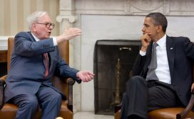 Warren Buffett toont Barack Obama de inhoud van een 5-liter Colafles