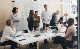 1.Onderling vertrouwen is nog nooit zo hoog geweest Goed nieuws: werknemers hebben meer vertrouwen in hun managers. Het vergroten van vertrouwen in de organisatie is altijd lastig. Immers: vertrouwen komt te voet en gaat te paard. Maar daarom is het niet minder belangrijk. De geloofwaardigheid en de integriteit van het management hebben gevolgen voor de sfeer op de werkvloer – meer vertrouwen zorgt voor een betere sfeer op kantoor. Het is als management misschien gemakkelijker om de controle van een organisatie strak en dichtbij te houden, maar het is juist beter voor een organisatie als er op basis van vertrouwen met elkaar wordt samengewerkt aan de doelstellingen van een bedrijf. 2.Behoefte aan duidelijke visie neemt toe Nog zo’n heikel thema: visie. Uit onderzoek blijkt dat de behoefte aan een sterke visie steeds groter is. Bedrijven waar de visie breed in de organisatie wordt gedragen, worden gezien als een aantrekkelijker werkgever. Wie aan de doelstellingen van zijn bedrijf wil werken, moet eerst weten wat die doelstellingen zijn. Een ingelijste spreuk in de hal van het kantoor waar niemand ooit meer naar omkijkt, is geen visie. Een goede visie komt het beste tot stand als het hele bedrijf eraan meewerkt. Visie is dus geen thuiswedstrijd voor de directie. Het is een proces waar alle medewerkers aan mee moeten doen. 3.Gedeelde verantwoordelijkheid maakt het verschil De autonomie van medewerkers is al een aantal jaar in de lift en maakt ook dit jaar weer het verschil voor bedrijven in de top van aantrekkelijke werkgevers. Werknemers die veel vrijheid krijgen, vinden hun werk prettiger en presteren beter. Daarbij hoort: verantwoordelijkheden worden steeds meer gelijk verdeeld in de organisatie. Medewerkers worden in hun vakkundigheid gerespecteerd en krijgen de kans die in te zetten voor het realiseren van de visie (zie punt 2). Organisaties functioneren daardoor beter en ook de samenwerking tussen organisaties verbetert. Hier geldt hetzelfde als met het vertrouwen in de medewerkers. In je eentje ga je misschien sneller, maar met elkaar kom je verder. 4.Bijdrage aan de maatschappij belangrijker Het wordt voor werknemers steeds belangrijker dat een werkgever bijdraagt aan de maatschappij. Werknemers willen dat de kern van hun werk bijdraagt aan een betere samenleving. Hoe dat niet moet? Eén dag per jaar als vrijwilliger meehelpen in het bejaardentehuis is niet genoeg. Als technologiebedrijf een duurzame verbinding aan gaan met een bejaardentehuis voor technische vragen, dat vinden werknemers wel waardevol. Vooral millennials (geboren tussen 1980 en 2000) vinden dit laatste belangrijk. Op de werkvloer laat deze groep zich steeds meer gelden. In 2020 bestaat de helft van de beroepsbevolking uit millennials, in 2025 zelfs driekwart. In het onderzoek werd ook gekeken hoe bedrijven scoren op hun maatschappelijke missie. Op de stelling ‘Onze bijdrage aan de gemeenschap geeft mij een goed gevoel’ daalt de score al jaren. Dit hoeft overigens niet te betekenen dat bedrijven minder aan de gemeenschap bijdragen. Vanwege de toenemende aantallen millennials veranderen namelijk ook de eisen van werknemers. Eén ding is zeker: als werkgever moet je hier iets mee doen. ‘Op naar 100 procent eerlijke behandeling’ Twee stellingen in het onderzoek van Great Place to Work krijgen steevast de hoogste scores: ‘Mensen hier worden eerlijk behandeld, onafhankelijk van seksuele geaardheid’ is de eerste. Bijna alle deelnemers (98 procent) bevestigen dat dat bijna altijd waar of vaak waar is. Op de stelling ‘Mensen hier worden eerlijk behandeld, onafhankelijk van etnische herkomst en/of geloofsovertuiging’ antwoordt 97 procent bevestigend. Is discriminatie dus van de werkvloer verbannen? René Brouwer, directeur van Great Place to Work, ziet dat anders. ‘Discriminatie vindt namelijk altijd plaats vanuit het oogpunt van de ontvanger. Dus wanneer je geen 100 procent scoort, heb je áltijd iets te doen.’ Op 27 maart wordt bekend welke organisaties zichzelf 'Best Workplace 2018' mogen noemen.