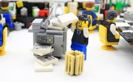 Begin februari begonnen overal ter wereld duizenden printers ineens vreemde berichten uit te printen. In plaats van een kassabonverscheen bijvoorbeeld een plaatje van een robot of er rolde uit de printer een tekst dat de hacker god Stackoverflowin terug was en dat de printer nu deel uitmaakte van een ‘flaming botnet’. Hoeveel printers precies geïnfecteerd waren, is nog onbekend, maar hacker Stackoverflowin die de aanval uitvoerde spreekt van 150.000 printers. De geïnfecteerde printers waren van allerlei verschillende merken en wisselden van kassaprinters, thuisprinters tot printers van bedrijven. Een andere grote aanval op printers vond plaats in 2015 toen 90.000 printers op Amerikaanse universiteiten ineens antisemitische teksten begonnen uit te spugen. Computers en servers Wanneer we nadenken over hackers en cyberaanvallen, denken we vooral aan computers en servers en zien we de printer niet als een acute dreiging. Uit een onderzoek van Spiceworks in opdracht van HP blijkt dat slechts 18 procent van de IT-managers de printer als een groot veiligheidsrisico ziet. Toch is de printer wel degelijk een reëel risico, zegt Shane Wall, chief technology officer bij HP. 'Denk maar eens na over een printer, die is geëvolueerd tot een volwaardige computer; er zit een besturingssysteem in, hij slaat files op en staat in verbinding met het netwerk. En omdat er steeds meer mensen vanuit huis of een andere locatie dan kantoor willen werken, is het ook vaak mogelijk om er van buitenaf in te komen.' Al deze kenmerken maken het mogelijk om een printer te hacken. En Wall ziet het aantal aanvallen op printers de laatste tijd flink toenemen. 'Hackers zoeken de zwakste plek in het netwerk. Op dit moment is dat de printer.' Netwerk Een gehackte printer kan meer dan het alleen maar uitdraaien van printopdrachten die de hacker heeft gegeven. Via de verbindingen die de printer heeft met de rest van het netwerk kun je via de printer alle bedrijfsgegevens in. Ook kun je alle printopdrachten die er gegeven zijn inzien. Hoe weet je of je printer geïnfecteerd is? 'Dat is het enge, dat weet je niet. Iets kan je printer binnendringen en daar blijven zitten. Printers hebben geen manier om zoiets te detecteren', zegt Wall. Reden voor HP om het publiek te wijzen op de gevaren die de printer allemaal verbergt en een aantal printers te lanceren die wel kwaadaardige software herkennen. Bijvoorbeeld door middel van een systeem dat de aanwezige software continu vergelijkt met de originele instellingen. 'Het is een race. En van veel bedreigingen weten we niet eens dat ze er zijn. Als er nu ook maar iets is veranderd, wordt het hersteld.' Breed publiek In de campagne van HP volgen we een hacker gespeeld door acteur Christian Slater die via de printers een financiele instelling platlegt. Volgens Wall is er bewust gekozen voor een campagne met een breed publiek. 'We richten ons niet alleen op de IT'ers, maar juist op iedereen. De directeur van een bedrijf weet wat hij allemaal print. Als je hem duidelijk kan maken dat die gegevens dus in verkeerde handen kunnen vallen, dan is er voor hem ook meer noodzaak om budget vrij te maken voor veilige printers.' 'Natuurlijk is het allemaal heel erg eng. En er zijn al zoveel bedreigingen via het internet. Maar we zijn niet alleen maar bezig om mensen bang te maken. We laten ook zien dat er een oplossing is.' Internet of things Waar ligt Wall zelf wakker van ’s nachts? 'The Internet of Things. Pc’s en printers werken allemaal volgens standaardprotocollen. Het internet of Things heeft dat niet. Iedere fabrikant doet zelf maar iets. Daardoor is het bijna onmogelijk om je voor te bereiden op aanvallen van hackers. Die standaarden zullen er op den duur wel komen, maar nu is het allemaal nog zeer onoverzichtelijk.'