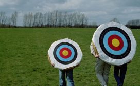 Alle banken in Nederland staan te springen om zogeheten digital natives: mensen die de digitalisering van de financiële wereld kunnen bijbenen én mede kunnen vormgeven. Maar waar vind je zulke (meestal jonge) mensen? En minstens zo belangrijk: hoe krijg je ze vervolgens zover dat ze ook bij jou willen komen werken? Sinds de crisis staan de banken lang niet meer bij iedereen bovenaan het verlanglijstje. Hippe start- en scale-ups dingen volop mee naar de gunsten van dezelfde whizzkids, en velen kiezen liever voor een zelfstandigenbestaan dan voor een leven binnen de muren van wat wordt gezien als een logge corporate. Traditionele wervingscampagnes leveren daardoor steeds minder het gewenste resultaat op. Dus wat te doen als je in één jaar tijd 350 functies voor van die Digital Natives te vervullen hebt, zoals ABN Amro had in 2016? Nou, dan begin je dus níet zomaar overal je verhaal rond te bazuinen, vertelt recruitmentmarketeer Rutger Groenewegen. Want dat heeft toch niet zoveel zin. Als niet de goede mensen staan te luisteren, kun je maar beter je mond houden. Wat doe je dan wel? Je gaat eerst op zoek naar waar jouw doelgroep zich bevindt. Generation T bereikt Voor ABN Amro bleek dat The Next Web te zijn, een online platform waar technologie en innovatie centraal staan, en dat zich helemaal richt op ‘Generation T’, waarbij de T voor Tech staat. Samen werd een contentstrategie bepaald, waarbij de redactie van The Next Web zich ontfermde over thema’s die de bank aandroeg. Dat resulteerde in een serie spraakmakende en vernieuwende artikelen over onderwerpen als Open Banking (PSD2), Blockchain, Design Thinking, en e-commerce. Onderwerpen die de doelgroep duidelijk wisten te boeien, want elk artikel werd ruim 12.000 keer gelezen, met een gemiddelde leestijd van bijna 5 minuten. En – voor ABN Amro het belangrijkst: het leidde ook nog eens tot conversie. De bank wist naar aanleiding van de artikelenserie maar liefst 18.600 kwalitatief goede sollicitaties te ontvangen, die uiteindelijk resulteerden in 377 nieuwe collega’s. ‘Een succesformule’, noemt Groenewegen de case dan ook. Volgens hem maakt het duidelijk hoe je dankzij een ‘ongewone’ samenwerking impact kunt maken in je doelgroep. ‘Voor ons is het een gedurfde campagne waar we ons naast de Amazons en Facebooken van deze wereld internationaal positioneren als digital brand.’ En dat lef miste zijn uitwerking dus niet. ‘Uit onderzoek blijkt dat digital natives steeds meer overwegen om bij ons te komen werken.’ Dansen in het bejaardenhuis Voor contentmarketeers is het een mooie les. Het gaat in de eerste plaats niet alleen om de kwaliteit van je verhaal, het gaat er vooral om dat je je verhaal afstemt op aan wíe je het vertelt. Want hoe belangrijk het ook is dat het verhaal van je organisatie consistent wordt uitgedragen, verschillende doelgroepen verdienen toch altijd een eigen benadering. Veel marketeers stappen veel te makkelijk over dat uitgangspunt heen. Ze denken dat iedereen hun content op voorhand interessant zal vinden, zonder zich werkelijk te verdiepen in de informatiebehoefte van de beoogd lezer of kijker. Het is vaak als die Specsavers-reclame met de dansinstructrice in het bejaardenhuis. Daarvan voel je ook op voorhand aan: dat gaat hem niet worden. Verkeerde boodschap, verkeerd publiek. 4 tips Hoe moet het dan wel? 4 tips: Tip 1. Begin met het einde in gedachten Contentmarketing is geen promotie. Maar elke actie die je start moet wel een doel hebben. Wat wil je dat mensen met jouw content gaan doen? Zich op een nieuwsbrief abonneren? Een video sharen? De keus is aan jou, maar zorg dat je content op een natuurlijke wijze leidt tot een specifieke actie. En bedenk voordat je iets gaat maken in elk geval wat je ermee bereiken wilt. Tip 2. Identificeer je buyer persona Random content naar buiten brengen is een slecht idee. Probeer daarom altijd scherp na te denken wie je wilt bereiken, voordat je iets communiceert. En maak dat profiel zo gedetailleerd mogelijk. De bedenker van de term ‘buyer persona’ is Tony Zambito. Hij heeft het over 6 dingen die je over je doelgroep moet vaststellen: Wie ze zijn Wat ze willen bereiken Welke doelen hun gedrag bepalen Hoe ze denken Hoe ze iets kopen Waarom ze een koopbeslissing maken Als je die 6 dingen van je doelgroep in kaart hebt gebracht, is het veel makkelijker om je content daarop te laten aansluiten. Tip 3. Stel je buyer journey vast Om je content te laten aansluiten bij de doelgroep moet je niet alleen weten wie je precies voor ogen hebt, je moet ook weten hoe hij of zij tot een aankoopbeslissing komt. En zelfs in welke fase iemand zit. Is het de oriëntatiefase, waarin je vooral op de voordelen van een bepaald product moet ingaan? Of weet iemand al iets van een onderwerp, en gaat het nu om de uiteindelijk keuze tussen merk A of merk B? Wat zijn de uitdagingen van de doelgroep? De problemen waar ze mee zitten? Hun angst en hun dromen? In deze fase komt het allemaal aan de orde, om een zo goed mogelijk beeld te krijgen van wat er speelt. Tip 4. Bepaal boodschap, format en kanaal Pas als je jouw buyer persona en jouw buyer journey in kaart hebt, wordt het tijd aan de productie van content te gaan denken. Welk verhaal slaat aan bij je doelgroep, denk je? In welk format kun je dat verhaal het best gieten? In een whitepaper, een video, een webinar, een blogartikel? Of is een post op Twitter misschien ook al genoeg? En als je voor een vorm hebt gekozen, hoe zorg je dat die bij de juiste mensen belandt? Moet je nog voor jouw verhaal adverteren, om te zorgen dat het gelezen wordt? Voor een maximaal effect is het aan te raden meerdere vormen te kiezen, en die onderling aan elkaar te verbinden. Infographics op sociale media bijvoorbeeld, die koppelen aan online verhalen, die vervolgens weer doorverwijzen naar een whitepaper. Zo zorg je dat de doelgroep altijd wel ergens jouw verhaal kan oppikken. Want alle content, hoe inherent goed die ook is, wordt pas waardevol en effectief als hij ook geconsumeerd en gewaardeerd wordt door het juiste publiek.