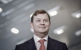 Eindelijk mogen de managers van chemieconcern DSM weer op jacht naar overnamekansen. Drie jaar lang moesten ze elke ‘unieke’ of externe kans laten liggen, omdat CEO Feike Sijbesma het bedrijf autonoom wilde laten groeien en de winstmarge wilde verhogen. Die tijd is nu voorbij. Een profiel van de topman van DSM.