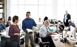 Dat blijkt uit het Great Places to Work-onderzoek, dat werd uitgevoerd onder 113 organisaties. Aan het onderzoek namen 35.000 medewerkers deel. In totaal deden 67 organisaties mee voor de lijst van Best Workplaces, daarvan behaalden er 49 een plek op de lijst. Goede onderlinge relaties De bedrijven die zichzelf Best Workplace mogen noemen scoren hoog op goede onderlinge relaties tussen personeel en de mate waarin ze worden betrokken bij beslissingen over werk en werkomgeving. Denk hierbij aan keuzes voor kantoorpanden en inrichting of bijdragen aan sessies om kernwaarden vast te stellen. Best Workplaces scoren hoog als het gaat om het stellen van vertrouwen in hun medewerkers en het bieden van ruimte om hun functie goed uit te oefenen. Winnaars In Nederland behaalt farmaceut en healthcare organisatie Novo Nordisk de eerste plek bij de grote en multinationale werkplekken. Ook in 2015 stond Novo Nordisk op de eerste plaats. Plaats twee en drie waren voor voedselfabrikant Mars en biotechbedrijf Amgen. Bij de middelgrote bedrijven was IT-dienstverlener Incentro de beste plaats om te werken. Na drie jaar op de derde plaats haalt Incentro nu eindelijk de toppositie. Talentontwikkelaar Ormit en intermediair Secretary Plus volgen. Bij de small en young workplaces is de Lean Consultancy Group voor het derde jaar op rij de beste plek om te werken. Inclusiviteit Great Place to Work meet de factoren 'vertrouwen', 'trots' en 'plezier'. In de VS wordt daar nu een factor aan toegevoegd. Op de website van Fortune pleiten de ceo en de vice-president ervoor om ook te kijken naar inclusiviteit. Ze gaan vanaf volgend jaar bij de beoordeling van bedrijven ook kijken naar de verdeling van de score. Zijn alle medewerkers even tevreden? Daarbij wordt gekeken naar verspreiding in het bedrijf en verdeling over verschillende groepen.