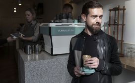 4. Twitter-ceo Jack Dorsey 'verliest controle' Twitter flirt met potentiële overnamekandidaten. Disney en Google zouden al met de bemiddelende zakenbankiers hebben gepraat. Dat er wordt gepraat over een overname is tegen het zere been van Twitter ceo Jack Dorsey, schrijft Bloomberg. Dorsey zou helemaal geen overname willen, maar moest uiteindelijke buigen voor de druk van andere leden van de raad van bestuur. Het lijkt erop dat de meerderheid van de top van het bedrijf niet gelooft dat oprichter Dorsey in staat zal zijn het tij te keren. Dorsey keerde een jaar geleden terug als baas van Twitter.