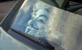 1. Isaëlisch bedrijf hackt auto via bluetooth Argus Cyber Security uit Israël stelt dat het via bluetooth in staat is gebleken een rijdende auto te hacken. De software programmeurs waren zo in principe staat om de brandstofpomp uit te zetten zodat de auto tot stilstand zou komen. Daarover schrijft The Wall Street Journal. Argus onthulde niet wat voor merk auto ze hadden gehackt. 2. Apple overweegt 'redding' chipbusiness Toshiba Apple Inc. is bereid miljarden te investeren in de chip-business van Toshiba. Dat schrijft persbureau Reuters donderdag. Het Japanse concern heeft dat onderdeel in de verkoop gezet, maar daar is Apple niet gelukkig mee. Het houdt Toshiba graag als chipmaker in de lucht. Apple zou nu hebben voorgesteld dat het een 20-procentsbelang zou nemen. Ook Foxxcon, het Taiwanese bedrijf dat voor Apple apparaten bouwt, zou een fors aandeel nemen. Toshiba zou dan wel ook zelf aandeelhouder moeten blijven. 3. Victoria Beckham laat naam dochter als trademark vastleggen Hoe buit je je beroemdheid het beste uit? De Beckhams zijn er er meester in. Ex-spicegirl Victoria Beckham heeft nu ook de naam van haar dochter Harper Beckham als merk laten registreren zodat ze in de toekomst bijvoorbeeld speelgoed of kleding met haar naam kan verkopen, zo meldt de BBC. 4. Interim ceo TMG schorst HR-directeur De grote 'schoonmaak' binnen het management van de Telegraaf Media Groep is begonnen, zo lijkt het. HR-baas Dirk Valstar is door interim topman Hans Bakker op non-actief gezet. Dat meldt het FD op basis van een interme e-mail. Valstar zou zich niet aan de geldende procedures hebben gehouden. Valstar is binnengehaald door de vorige maand eveneens geschorste ceo Jan van der Snoek. 5. Manager van de dag: Vincent van den Boogert (ING) Vincent van den Boogert begint per 1 juni als directeur ING Nederland, het belangrijkste onderdeel van de bank. Van den Boogert staat bekend als een snelle rekenaar en iemand die vol inzet op het digitaliseren van de bank. Van den Boogert is nu nog directeur particulieren bij ING Nederland, eerder werkte hij voor de bank in Turkije. 6. Tweet van de dag: Elon Musk (Tesla) Tesla kondigt een bestelwagen aan die in september 2017 wordt onthuld. 7. Koffieautomaat: In 2,8 seconden naar de 100 Dat kan harder, dachten ze bij Koenigsegg. De autobouwer onthulde donderdag op de New York-autoshow onderstaand monster, de Koenigsegg RS1. De auto kan in 2,8 seconden van de 0 naar de 100 km per uur. Nieuws inhalen? Lees de 7 van gisteren Elke dag deze nieuwsupdate ontvangen? Schrijf je in voor de nieuwsbrief, met dagelijks de 7 van MT, plus artikelen als analyses, expertblogs en columns. aanmelden nieuwsbrief
