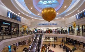 Hudson's Bay houdt vast aan Duitse dochter Kaufhof Ondanks de alsmaar oplopende verliezen houdt het Canadese bedrijf Hudson Bay vast de Duitse dochter Kaufhof. De Duits-Oostenrijkse concurrent Karstadt had 3 miljard euro geboden voor de kwakkelende Duitse warenhuizen, maar dat bod is nu afgewezen meldt Manager Magazine. Het gaat niet goed met Hudson's Bay dat dit jaar de eerste warenhuizen in Nederland heeft geopend. Maar ondanks grote aanloopverliezen in Nederland en verliesgevende ketens in Duitsland, blijft het bedrijf vasthouden aan de wens om een speler in Europa te worden. In Nederland zullen de komende maanden nog enkele fonkelnieuwe warenhuizen de deuren openen; niet zelden in panden waarin voorheen de V&D was gevestigd. 