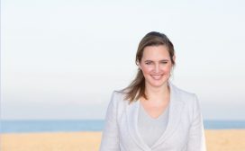 Haar zorgachtergrond gebruikt Nicoline van Leersum in haar managementfunctie binnen Johnson & Johnson. ‘Je kijkt naar iemand in zijn geheel, niet enkel naar degene die hij is op de werkvloer.’