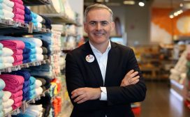 Tjeerd Jegen is een echte retailman. Hij startte zijn carrière in 1995 bij als trainee bij Ahold, hij zou er in totaal bijna tien jaar zitten, waarvan de laatste zes jaar in het buitenland. Het is het begin van een carrière als expat. Hij begint voor Ahold in Oost Europa, eerst in Tsjechië, dan in Polen. Zijn laatste functie bij Ahold is die van Vice President Merchandising and Marketing voor Ahold Centraal Europa. Achtereenvolgens is hij managing director Roemenië bij Metro, COO bij Tesco Thailand en CEO bij Tesco Maleisië. In 2011 vertrekt hij naar Australië om daar managing director van Woolworths supermarkt Australië te worden. Instagram De overgang van 'Woolies' zoals de keten in Australië liefkozend wordt genoemd naar Hollandse publiekslieveling Hema in april 2015 is duidelijk te zien op zijn Instagram-account. Foto's van de Sydney Harbour Bridge, vogels in de tuin en de Australisch natuurschoon maken plaats voor Hema-producten, winkels en vooral heel veel selfies met personeel. Op elke foto duidelijk te zien: zijn Hema-badge. De opdracht die Jegen bij aantreden van eigenaar Lion Capital meekrijgt is simpel: maak HEMA financieel weer gezond en zorg voor ruimte om te groeien. Veranderingen bij HEMA In de twee jaar dat hij er zit worden een aantal veranderingen doorgevoerd. Zo verandert hij de voertaal op het hoofdkantoor naar Engels en doopt hij het hoofdkantoor om naar 'Support Office', omdat het kantoor er zoals hij zegt, is om de winkels te ondersteunen. Hij opent outlets om de enorme voorraden waar de keten mee kampt af te bouwen, zet in op internationale groei en start een grootschalige ombouw operatie van de winkels in de Benelux. Verkoopmoment Nu lijkt dan het moment gekomen. Telegraaf meldt op basis van gesprekken met betrokken binnen en buiten het bedrijf dat Lion Capital, sinds 2007 eigenaar van het bedrijf, deze zomer wil beginnen met de verkoop van HEMA. Met de werkelijke verkoop zal naar alle waarschijnlijkheid worden gestart in 2018. De mogelijkheden zijn een onderhandse verkoop of een beursgang. Lion Capital zou voorkeur hebben voor een onderhandse verkoop. Al twee keer eerder was Lion Capital, dat Hema op de top van de markt kocht, dichtbij bij een verkoop. In 2010 was Ahold dichtbij een koop, maar die haakte op het laatste moment af omdat het de prijs te hoog vond. Ook in 2014 probeerde Lion tevergeefs van HEMA af te komen.