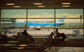 KLM - dat dit jaar 100 jaar bestaat - bouwde flink aan het imago dat het vandaag de dag heeft. Onder de staf van Jan de Soet onderging de luchtvaartmaatschappij een cultuurtransformatie begin jaren 80: je baas niet teveel lastig vallen en al helemaal niet met lange memo's. Een voorpublicatie uit het boek van Ron Wunderink.