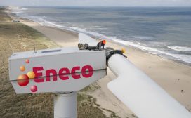 1. Gemeenten zetten Eneco in de verkoop Eneco lijkt toch in de verkoop te gaan, afgelopen dagen werd er al druk gespeculeerd over de eventuele verkoop van aandelen van verschillende gemeenten. De gemeentes Rotterdam (31%), Den Haag (16,5%) en nu ook Dordrecht (9,5%) zijn erg ontevreden over de manier van zakendoen bij Eneco. Dat meldt het FD. Met name over hoe ze als aandeelhouders behandeld worden. Zo zouden ze nauwelijks tot geen zeggenschap hebben over het beleid of de strategie van Eneco. Pogingen om hun invloed te vergroten mislukten vanwege juridische tegenstand van het energiebedrijf. Nu lijken ze er klaar mee te zijn en staan ze open voor een stabiele koper die ook de werkgelegenheid in acht neemt, niet enkel geld. CEO van Eneco, Jeroen de Haas, is het totaal oneens met deze beslissing. Lees meer over hem in het profiel dat MT gisteren publiceerde. 2. Air Berlin heeft faillissement aangevraagd De Arabische geldschieter Etihad brengt een aantal luchtvaartmaatschappijen flink in de problemen. Alitalia kan misschien een faillissement voorkomen door nieuwe investeerders te zoeken, maar voor Air Berlin komt alle hulp te laat. De raad van bestuur kwam gisteren tot de conclusie dat het bedrijf geen toekomstperspectief meer heeft en vroeg faillissement aan. Al een aantal jaar ging het slecht met de tweede luchtvaartmaatschappij van Duitsland, het aantal passagiers liep terug en enkel rode cijfers verschenen onderaan de streep. Duitse branchegenoot Lufthansa heeft al interesse getoond in een eventuele overname. 3. Euro verslaat pond begin 2018 Analisten van de Amerikaanse zakenbank Morgan Stanley verwachten dat de pond voor Europeanen binnenkort helemaal niet meer zo duur zal zijn. Het zou zelfs zo kunnen zijn dat de euro meer waard gaat worden dan de pond, waarschijnlijk begin volgend jaar al, schrijft Bloomberg. Dat heeft te maken met de flink aantrekkende economie in Europa en de klap die de Britse economie oploopt vanwege de Brexit. Wanneer de euro meer waard is, is het de sterkste munteenheid ter wereld. 4. Picnic verovert supermarktbranche met online model Online supermarkt Picnic blijkt een flinke doorn te zijn in het oog van reuzen als Albert Heijn en Jumbo. Waar zij maar moeilijk kunnen groeien in hun online model, raast Picnic hard voorbij. CEO Michiel Muller liet gisteren weten dat het bedrijf zal groeien naar 10.000 medewerkers in 2020, nu werken er ongeveer 1.000 medewerkers. De nieuwe medewerkers komen onder meer te werken in de twee distributiecentra die Muller laat bouwen. Dat is mede te danken aan een investering van 100 miljoen euro, afkomstig van de rijkste families van Nederland. Picnic startte in 2015 en verwacht dit jaar een omzet van 100 miljoen te halen. 5. Manager van de dag: Bill Gates Al geeft Microsoft-oprichter Bill Gates bijna 4 miljard euro aan een goed doel, dan nog blijft hij de rijkste persoon ter wereld. Gates staat bekend om zijn liefdadigheidswerk en richtte hiervoor zelfs een eigen stichting op met zijn vrouw. Vermoedelijk gaat de nieuwe storting van 3,9 miljard euro daarheen. De stichting richt zicht op de genezing van veelvoorkomende ziektes in ontwikkelingslanden. In de afgelopen twintig jaar gaven Gates en zijn vrouw al zo’n 35 miljard dollar aan de stichting. Na de gift zou Gates nog 86 miljard dollar overhouden, waardoor Amazon-oprichter Jeff Bezos die eerste plek nog steeds niet haalt. 6. Tweet van de dag: Trump niet erg populair bij eigen achterban 7. Koffieautomaat: iTrump leert je trompetspelen Advocaten verbazen zich over een bizarre rechtszaak: app-ontwikkelaar Tom Scharfeld won die namelijk van niemand minder dan president Donald Trump. De strijd was al sinds 2010 gaande en ging om een app waarmee je trompet kunt leren spelen, genaamd iTrump. Het opvallende eraan is dat Scharfeld zichzelf wist te verdedigen, zonder advocaat, en ook nog won van het advocatenleger van Trump. Scharfeld redeneerde dat het woord Trump al sinds de bijbel als synoniem voor trompet wordt gebruikt, en de rechter gaf hem daarin groot gelijk. Trump vindt het echter een ‘aantasting van zijn beroemde merk’, maar zal het moeten slikken. Nieuws inhalen? Lees de 7 van gisteren  Elke dag deze nieuwsupdate ontvangen? Schrijf je in voor de nieuwsbrief, met dagelijks de 7 van MT, plus artikelen als analyses, expertblogs en columns. aanmelden nieuwsbrief