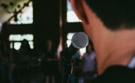 Wie een abstract verhaal over de bühne probeert te krijgen bij zijn medewerkers, doet er goed aan zijn communicatiestijl zorgvuldig te bestuderen alvorens het podium te betreden.