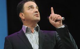 ‘Veel mensen werken de hele week heel hard en zijn aan het einde van de week toch ontevreden. Hoe komt dat? Dat komt omdat je de regie over je eigen leven niet hebt. Plato zegt: als je geen plan hebt voor je eigen leven, word je al snel onderdeel van het leven van een ander. Daar ben ik het helemaal mee eens.’ Anthonio kan het weten, hij is bestuurder bij Verslavingszorg Nederland en bijzonder hoogleraar in de Sociologie van Leiderschap, Organisaties en Duurzaamheid aan de Rijksuniversiteit Groningen. Hij heeft al meerdere onderzoeken over leiderschap op zijn naam staan en is bezig met een nieuw onderzoek. ‘Maar daar kan ik nog niks over zeggen’, lacht hij. Kwaliteit van het contact Het is gemakkelijk om als manager te verdwalen in alledaagse zaken: meetings, mailtjes, telefoontjes en gesprekken tussendoor. ‘Maar ook in moeilijke systemen, modellen en managementtheorieën. Een belangrijk onderdeel van jezelf leiding kunnen geven is je bewust zijn van het hier en nu. Je kunt anderen nooit goed leiding geven als je jezelf niet kunt leiden. Het is lastig om dat goed te doen, omdat je zo snel verstrikt raakt in die alledaagse dingen. Mijn zoon (19) zorgt er regelmatig voor dat ik stil sta en me bewust wordt van het heden. Hij is verstandelijk gehandicapt en kan niet praten. Op zo’n moment gaat hij voor me staan en legt zijn handen op mijn schouders. Hij glimlacht er lichtjes bij en dan weet ik wat hij wil zeggen. ‘Het gaat om de kwaliteit van het contact.’ Hij brengt me terug naar die essentie.’ [banner] Leiderschap of management Die essentie gaat natuurlijk zowel zakelijk als privé op. Anthonio zet deze techniek daarom ook zakelijk in. ‘Als leider moet je oppassen dat je niet verzand in allerlei activiteiten, maar dat je je focust op de kwaliteit van het contact met je medewerkers en klanten. Dat is veel waardevoller.’ Overigens zijn leiderschap en management volgens de hoogleraar twee verschillende dingen. Als leider kun je een goede manager zijn, maar een manager is niet noodzakelijk een goede leider. ‘Daarom is het zo belangrijk dat je eerst leert om jezelf te sturen vanuit persoonlijk leiderschap. Er zijn veel managers die dat niet kunnen, terwijl ze een heel team moeten aansturen.’ ‘Vervolgens ga je kijken hoe je je invloed kunt gebruiken om de organisatiedoelen te behalen. Management gaat hoofdzakelijk over dingen controleren, plannen en beheersen. Leiderschap gaat over invloed uitoefenen en samenwerkingen bevorderen, de cultuur binnen een organisatie. Dus vraag jezelf af wat de organisatie nodig heeft, hoe jij je hierop kunt aanpassen en vooral hoe je de mensen binnen de organisatie mee krijgt in de richting van de doelen.’ ‘Mijn studenten geef ik geregeld de opdracht om zichzelf de volgende vragen te stellen, en dat zouden leiders eigenlijk ook moeten doen’: Hoe geef je leiding aan je eigen leven? Wat voor visie en missie heb je daarvoor? Wat is jouw onderhoudsplan? Hoe onderhoud je jezelf en hoe kom je tot bloei? Vanuit je loopbaan: waar kun maatschappelijk gezien het verschil maken? Wat zouden mensen over je moeten zeggen als je ergens vijf jaar gewerkt hebt? Internationaal leiderschap Nederland loopt internationaal achter op het gebied van leiderschap, vindt Anthonio. ‘We hebben veel kritiek op leiderschap, kijk maar naar bijvoorbeeld Rutte en Wilders. Tegelijkertijd doen we er te weinig onderzoek naar. In Amerika, Engeland en Australië is het issue ‘leiderschap’ veel groter. In Nederland zijn er maar tien hoogleraren die actief bezig zijn met leiderschap. De houding ons land was lange tijd ‘doe maar gewoon, dan doe je al gek genoeg’. Wij zijn geneigd om een schuldige aan te wijzen voor falend leiderschap, maar daardoor staat ook de leercurve stil. Dat is nu gelukkig aan het veranderen.’ Leiderschap op school De leercurve op scholen stijgt wél aanzienlijk. Sinds een aantal jaren zijn er minors, trainingen en zelfs hele opleidingen gewijd aan leiderschap. Een goede zaak, aldus Anthonio. ‘Vanwege het eerdere gebrek aan aandacht voor dit onderwerp, missen de (oud-)studenten een proactieve houding. Ik pleit daarom regelmatig voor aandacht voor persoonlijk leiderschap op school tijdens mijn lezingen.’ Problemen optillen Een ander Nederlands ‘trekje’ is om als leider heel snel problemen over te nemen van anderen. Oppassen daarmee, zegt Anthonio. ‘Wat kan lopen moet je niet optillen. Voor elk probleem richten we weer een nieuwe werkgroep op, waarmee je het probleem als het ware ‘optilt’. Het is beter om het probleem op te laten lossen door de mensen die ermee zitten. Wat is hun advies? Zet die mensen in hun kracht door het ze zelf op te laten lossen.’ Afbeelding via Focus Conferences