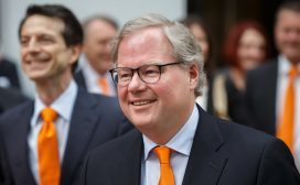 Hoe gaat de nieuwe verzekeraar NN, voorheen Nationale Nederlanden, eruit zien nu Delta Lloyd opgekocht en samengevoegd is? Op die vraag geeft CEO Lard Friese vandaag antwoord. Een profiel. Het was de Europese Commissie die Lard Friese, CEO van NN Group, indirect aan zijn baan hielp. In 1991 fuseerde het bedrijf met de NMB Postbank Groep, waardoor het onder de ING Groep viel. Ondanks dat Nationale Nederlanden onder eigen naam bleef opereren, moest ING in 2008 de verzekeringstak afstoten voor het verkrijgen van een lening van de Europese Commissie. Friese, die verantwoordelijk was voor de verzekeringen in Nederland, België en Luxemburg, kwam daarmee aan het hoofd te staan van de NN Group. Onterecht was het niet: Friese heeft veel nationale en internationale ervaring in verzekeringen. Na een studie rechten aan de Universiteit Utrecht begon hij zijn carrière bij PwC, NOG Verzekeringen en Aegon. Bij laatstgenoemde schopte hij het na acht jaar in de Raad van Bestuur tot het hoofd van Aegon in Japan. Geldsom Het duurde in totaal vier jaar voordat NN officieel afgestoten werd. Een periode die volgens Friese veel van hem vroeg als leider. ‘ Als zaken onzeker lijken, moet je zorgen dat je koers houdt en rustig blijft. Daarnaast moet je goed en intensief communiceren met al je stakeholders,’ aldus de topman in een interview met Managementscope. ‘Je medewerkers, maar ook klanten en aandeelhouders. Zorgen dat je de logica uitlegt van de stappen die je neemt, zodat iedereen kan zien: dit gaat niet bruusk, maar met discipline en doordachtheid.’ Toen op 2 juli 2014 officieel de gong klonk en NN Group naar de beurs gebracht werd, kreeg Friese niet alleen de leiding, maar ook een fors bedrag mee van moederbedrijf ING. Dit onder grote druk van toezichthouder De Nederlandsche Bank, die een nieuwe standaard wilde zetten in verzekeringsland. Door de grote geldsom had Friese veel ruimte voor overnames. Delta Lloyd Het ongevraagde bod dat hij in 2016 op Delta Lloyd deed in oktober 2016 was daar het gevolg van. Door de lage beurskoers was het bedrijf een ideale prooi, al hield de top van het bedrijf het bod eerst af. Er was hoop op hulp van grootaandeelhouder Fubon, maar toen die uitbleef werd er € 5,30 per aandeel betaald. Vandaag werd bekend wat die overname concreet betekent: Tegen 220 moet er ongeveer 350 miljoen euro aan kosten bespaard worden. Afdelingen worden samengebracht, vooralsnog zijn er geen cijfers bekend over het aantal ontslagen. Uitgesloten wordt dit echter niet.