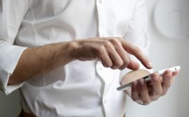 hand met smartphone