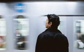 japanse man bij metro