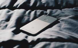 telefoon op bed