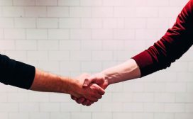 Op basis van leeftijd worden nogal wat verschillen aangekaart op de werkvloer. Verschillen jongeren en oudere echt zoveel van elkaar? Op veel vlakken niet, maar er is een ding waar dat wel degelijk het geval is: het motiveren van medewerkers.