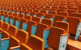 Charisma, aandacht, een levendig verhaal: een goede presentatie is niet zomaar gegeven. Hoe vertaal je als c-level manager je boodschap op het podium? Twee experts geven tips.