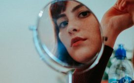 vrouw in spiegel